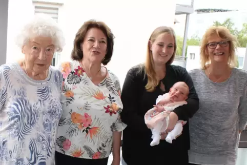 Fünf Generationen: Elsa und Karola Bizer, Lisa Schuster mit Amelie, Anja Beickler (von links). 