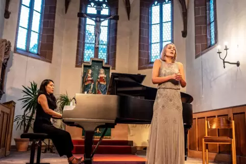 Merit Eisermann, begleitet von der Pianistin Sena Uto.