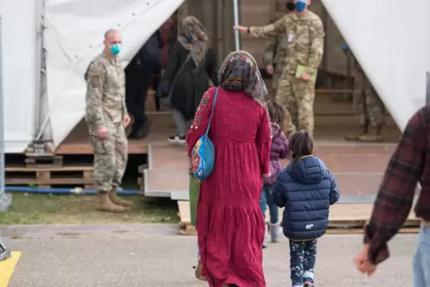 Bitte hier entlang zum Impfen: Szene auf der US-Airbase Ramstein. 