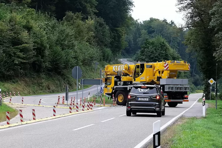 Vor allem große Fahrzeuge tun sich schwer, wenn sie zwischen Oberauerbach und Niederhausen im rechten Winkel nach Großbundenbach