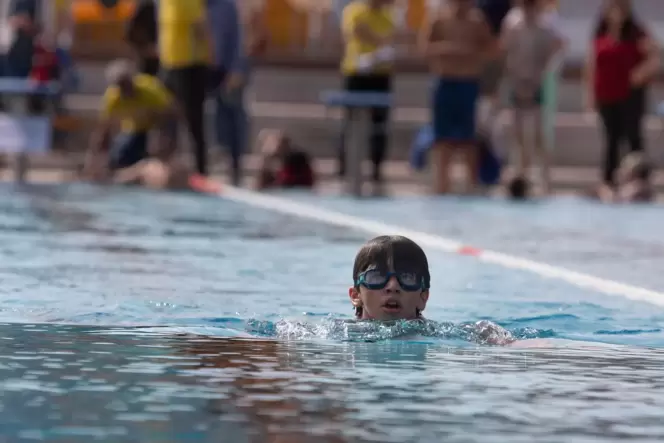 Beim 1. Swim & Run-Wettbewerb der VG Winnweiler sind 98 Hobbysportler gestartet. Die Jüngsten waren gerade einmal zehn Jahre alt Beim 1. Swim & Run-Wettbewerb der VG Winnweiler sind 98 Hobbysportler gestartet. Die Jüngsten waren gerade einmal zehn Jahre alt