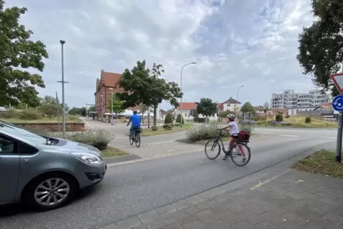 Die Überquerungshilfe kurz vor dem Kreisel in der Nähe des Bahnhofs. 