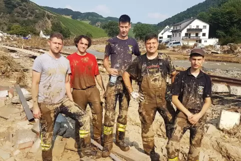 Nach der Flutkatastrophe haben Aktive der Dreisener Feuerwehr zusammen mit weiteren Helfern aus der VG Göllheim im Ahrtal mit an