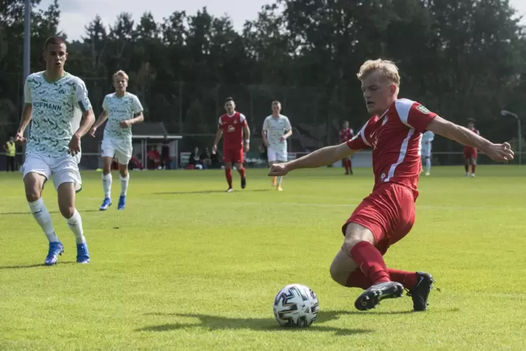 Energischer Einsatz: FCK-U19-Spieler Nils Wettengl (rechts) und seine Teamkollegen schaffen gegen die Kleeblätter den ersten Sie