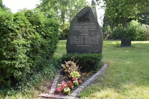 Elf Namen stehen auf dem Gedenkstein auf dem alten Friedhof. Nicht alle Opfer konnten tatsächlich hier begraben werden. 