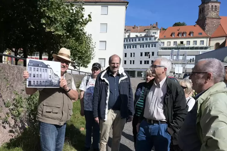 Stadtführer Wolfgamg Brendel (links) und seine Gruppe in der Pirminiusstraße. 