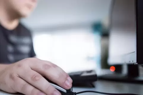 Immer mehr Kinder verbringen mehr Zeit am Computer oder am Handy.