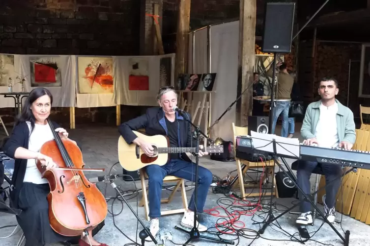 Musik und Malerei: Im Hof Jörg präsentiert das Halberstadt-Trio (von links Tatjana Wassiljewa, Michael Halberstadt und Tebriz Xe