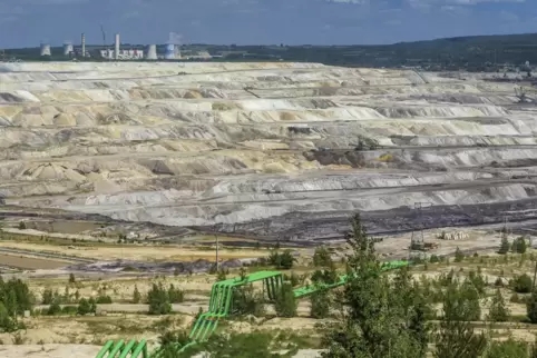  Blick in die über 100 Meter tiefe Braunkohlegrube Turow.