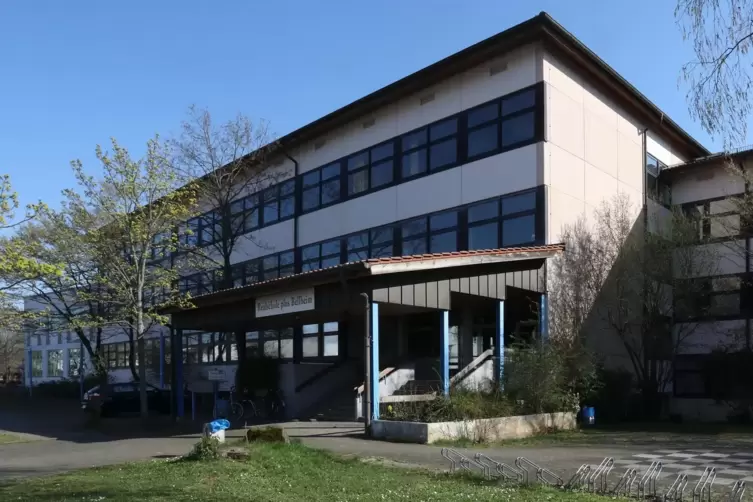 In dem rechten Teil des ehemaligen Hauptschulgebäudes sind neben der Schulmensa Büros der Kreisverwaltung untergebracht sowie di