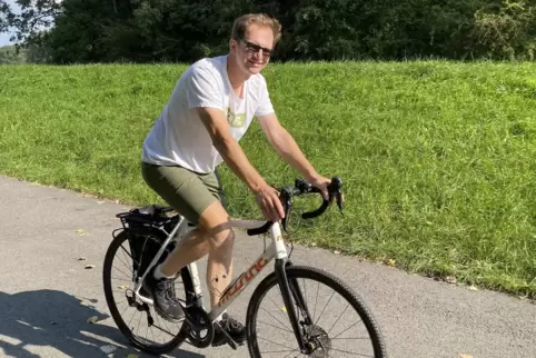 Setzt auf sein Gravel-Bike: Helmut Back am Rheindamm.