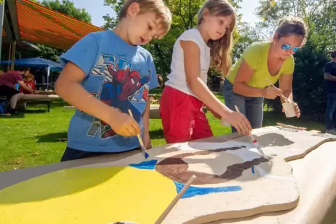 Beim Bemalen einer von 35 Figuren: (von links) Ben, Sara und Agnes Göhring.