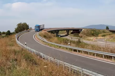 Ein Lastwagen wechselt über die Hornbachspange von der A65 auf die B272. 