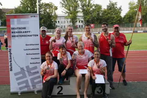 Das erfolgreiche Mehrkampf-Team des TV Thaleischweiler: (stehend von links) Trainer Peter Fremgen, Johanna Steiber, Jana Rohr, N