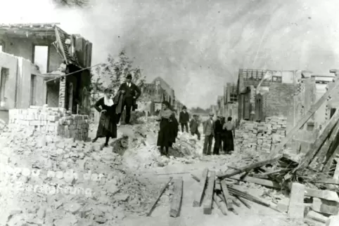 Katastrophentourismus : früher in Oppau (1921 nach der Explosion bei der BASF mit 561 Toten)) ...