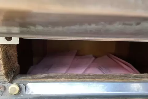 Von außen sichtbar: Wahlbriefe im Stadthaus-Postkasten. Von außen sichtbar: Wahlbriefe im Stadthaus-Postkasten.