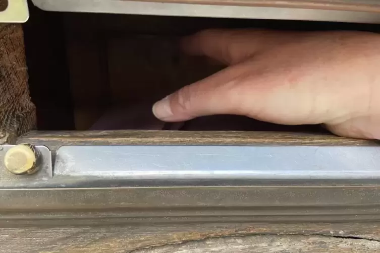 Von au&szlig;en greifbar: bisher passt auch eine Hand hinein.