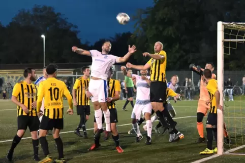 Bleibt vorne dabei: FV Dudenhofen (gelb), hier im Pokal gegen Deidesheim.