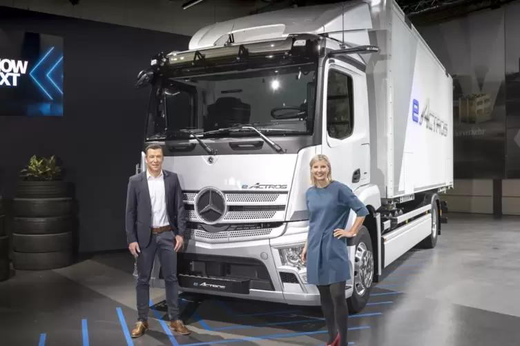 Stolz auf den eActros: Andreas von Wallfeld und Karin Radström von der Daimler Truck AG. 2030 will das Unternehmen in Europa meh