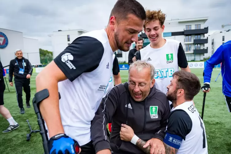 Co-Kapit&auml;n Florian Fischer (links) feiert EM-Platz neun mit Bundestrainer Claus Bender.