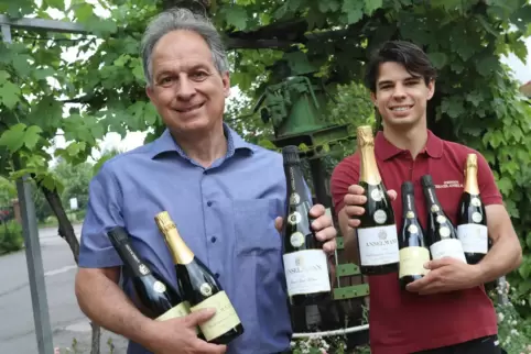 Ralf und Christian Anselmann präsentieren Produkte des Weinguts.
