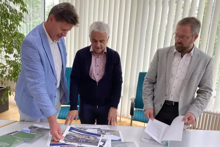 Raum- und Umweltplaner Hugo Kern (Mitte) sichtet mit den beiden B&uuml;rgermeistern Harald Westrich (links) und Steffen Antweiler die