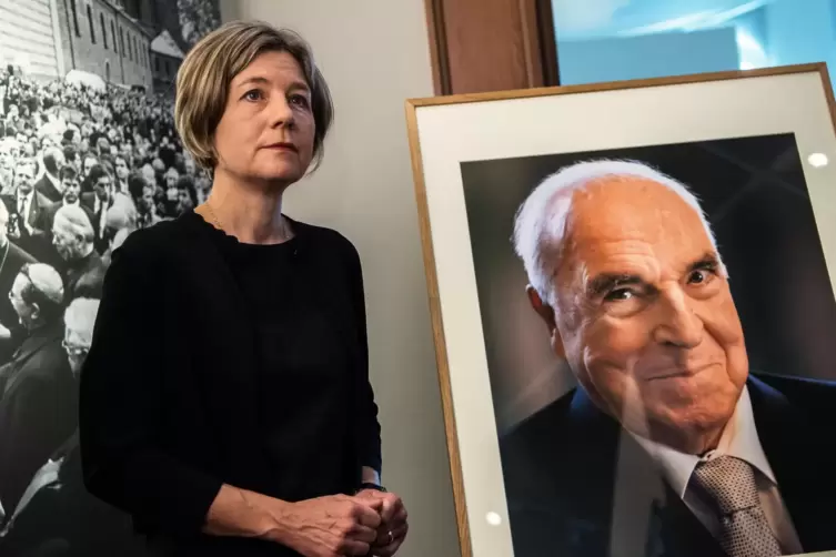 Maike Kohl-Richter ist die Alleinerbin des Altkanzlers, hier steht sie neben dem Porträt ihres Mannes, das sie an das Historisch