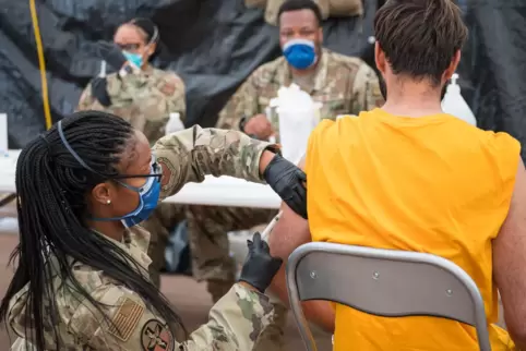Ein Geflüchteter aus Afghanistan wird auf der Air Base in Ramstein geimpft. Die rund 90 Personen, die Asyl in Deutschland beantr