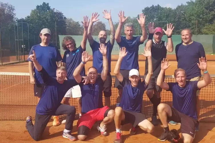 Strahlende Sieger: das Team der SG Ruchheim/M&ouml;rsch/Flomersheim nach dem Aufstieg. 