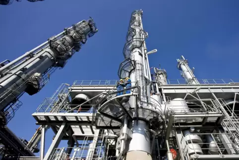 Die Steam-Cracker-Anlage der BASF soll bis 2030 elektrisch beheizt werden. Derzeit wird sie mit Gas befeuert.