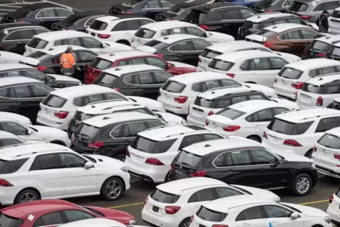 Die Deutsche Umwelthilfe (DUH) will mit einer Klage die Autobauer BMW und Mercedes-Benz zum Verbrennerausstieg bis 2030 zwingen.