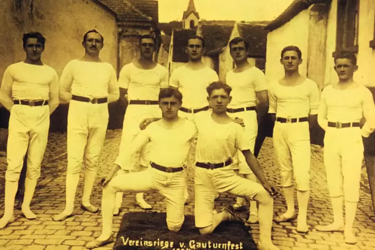 Während die Vereinsriege 1924 beim Gauturnfest aktiv war, litt der Verein unter der immer weiter fortschreitenden Geldentwertung