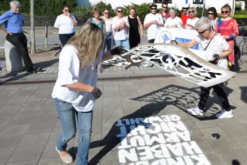 Kinderschutzbund-Aktion vor der Grundschule im Vogelgesang: Agnes Göring mit der Spraydose. Kinderschutzbund-Aktion vor der Grundschule im Vogelgesang: Agnes Göring mit der Spraydose.