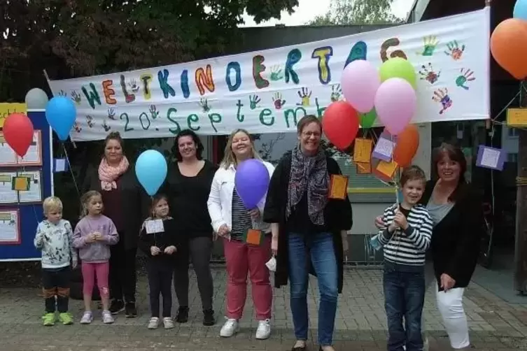 Luftballons f&uuml;r starke Kinder: Aktion bei St. Hedwig.