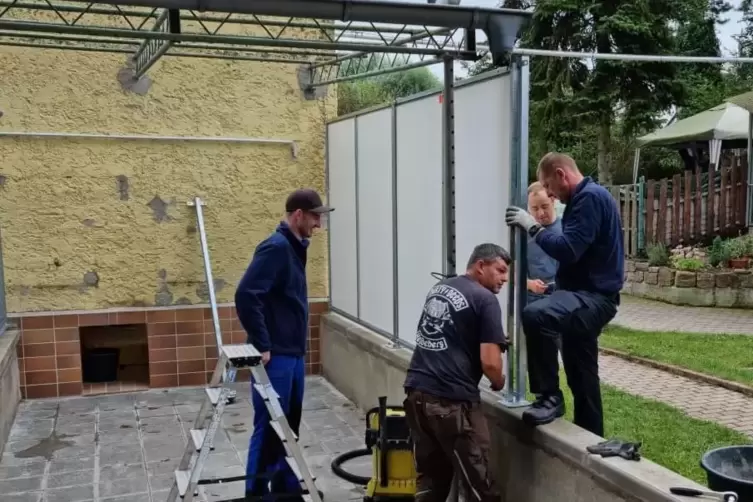 Im Tierheim: Feuerwehr hilft beim Aufbau des Au&szlig;enzwingers.