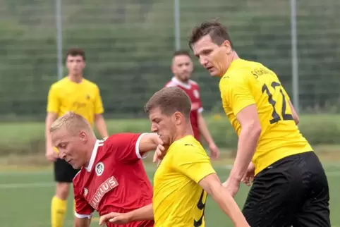 Tim Heene (rechts) im Spiel der Knittelsheimer gegen Haßloch. Ob er heute in Frankweiler auflaufen wird, ist unklar. 