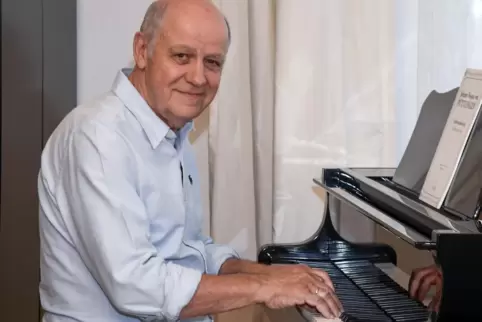 Zuhause am Klavier: Heinrich Weiler. Zuhause am Klavier: Heinrich Weiler.