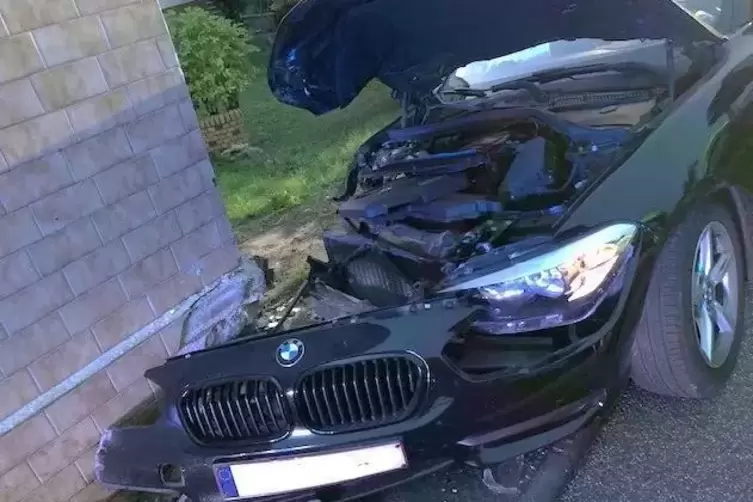 Der Fahrer dieses BMWs wollte einen Zusammenstoß mit einem Pkw vor ihm vermeiden. 