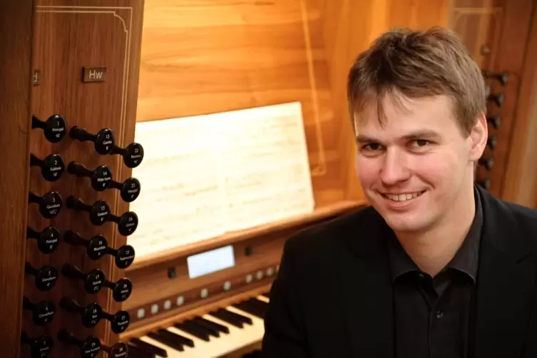 Stefan Viegelahn, Professor für Orgel an der Musikhochschule Frankfurt, improvisiert am 3. Oktober an der Klais-Orgel in der Mar