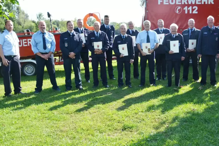 Kreis Germersheim ehrt Feuerwehrleute für 35- und 40 Jahre. Von links: Katastrophenschutzinspekteur Mike Schönlaub, Georg Rassen