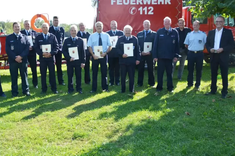 Feuerwehrehrungen Kreis Germersheim. Von links: Peter Klein, Jürgen Bentz, Werner Geiger, Hartmann Thorsten, Hubert Ehnes, Eiche