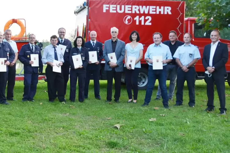Feuerwehrehrungen Kreis Germersheim. Von links: Hubert Ehnes, Eichenlaub Patrick, Bernhard Gehrlein, Meyer Oliver, Miriam Geiger