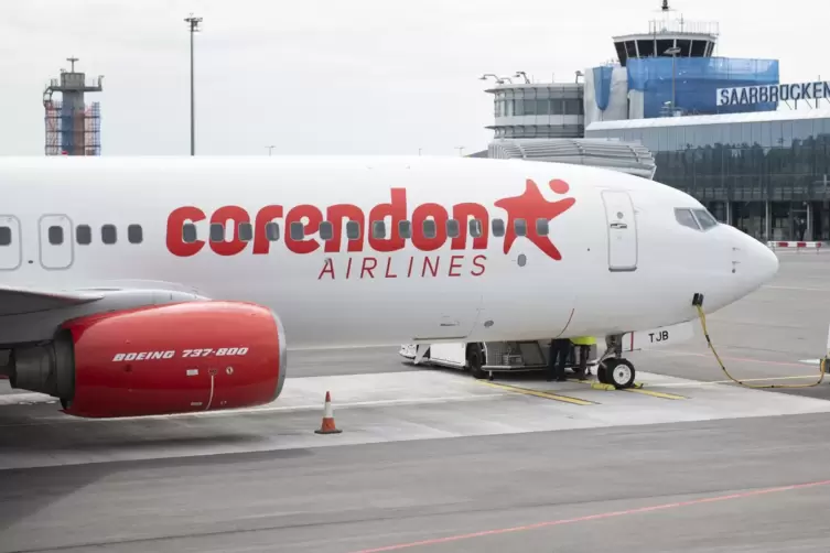 Flugzeug der Corendon Airlines in Saarbrücken.