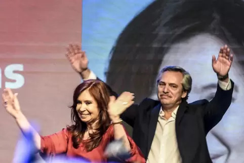 Nach ihrem Wahlerfolg 2019 jubelten Cristina Fernández de Kirchner und Alberto Fernández noch gemeinsam.