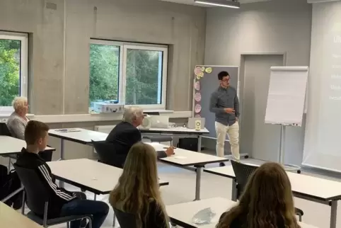 Auf der Suche nach einem potenziellen Ausbildungsplatz: Die Schüler schauen sich die Firma Rema genau an. 
