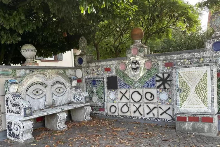 Verunstaltet: die Culmann-Ecke an der Kreuzung Raiffeisenstra&szlig;e/Gleisbergstra&szlig;e.