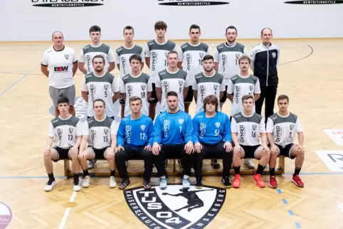 Mit diesem Kader startet die zweite Mannschaft des TuS Dansenberg in die Oberligasaison 2021/22: hintere Reihe von links: Sebast