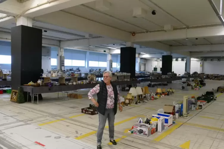 Waltraud Prokopeck beim Aufbau des „kleinen Flohmarkts“ in der Messehalle. 