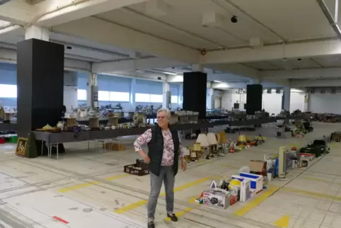 Waltraud Prokopeck beim Aufbau des „kleinen Flohmarkts“ in der Messehalle. 