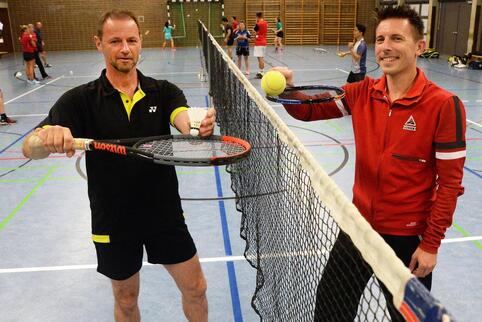 Christian Berger (links) und Nico Prenzel: Als die Sporthallen noch geschlossen waren, haben die Badmintonspieler sich mit Tenni